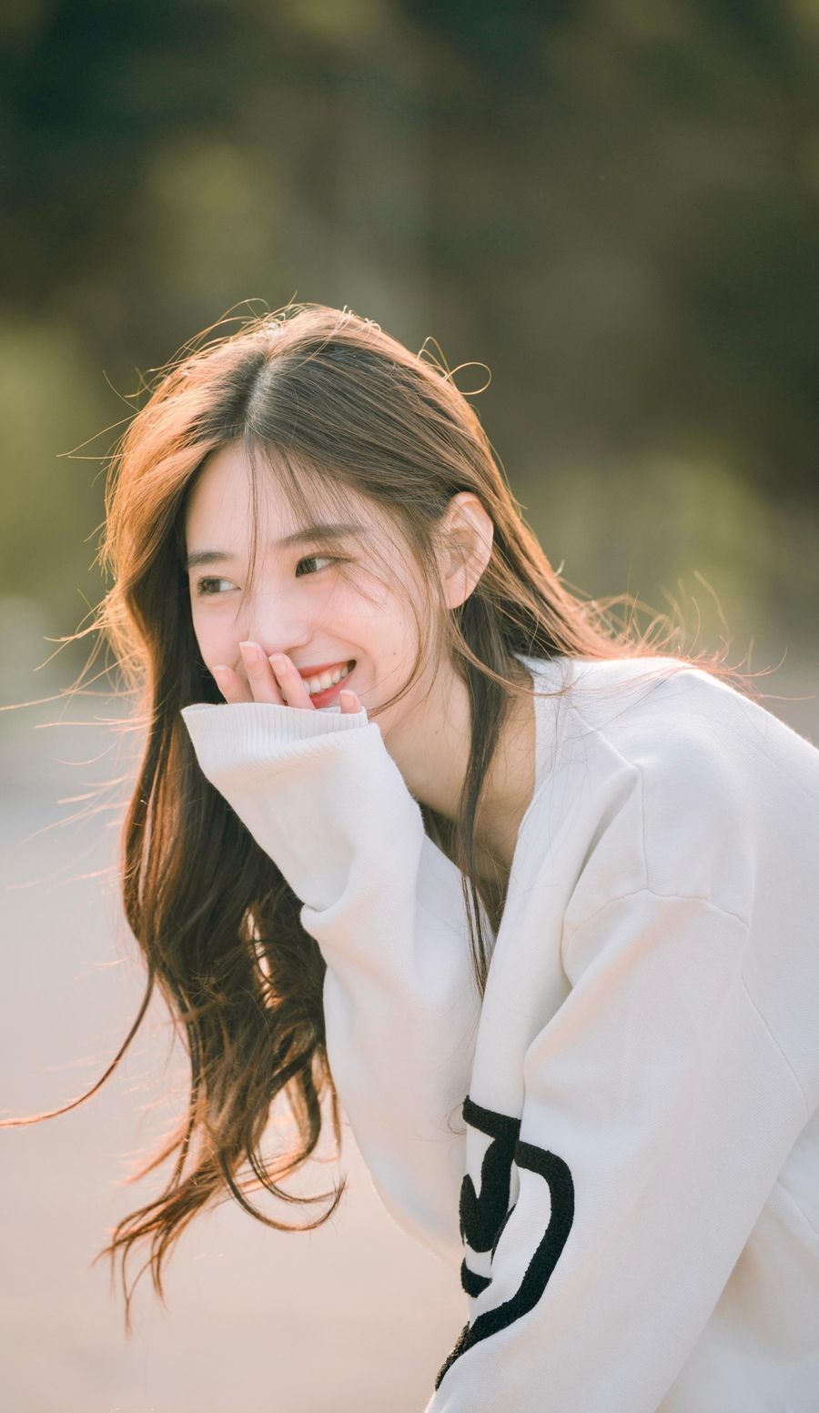 阳光美女户外露出洁白牙齿