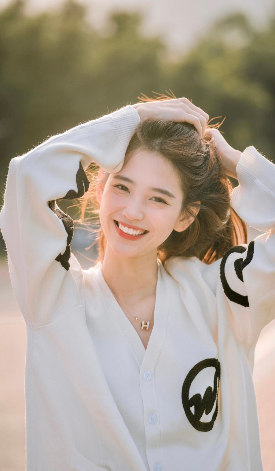 阳光美女户外露出洁白牙齿