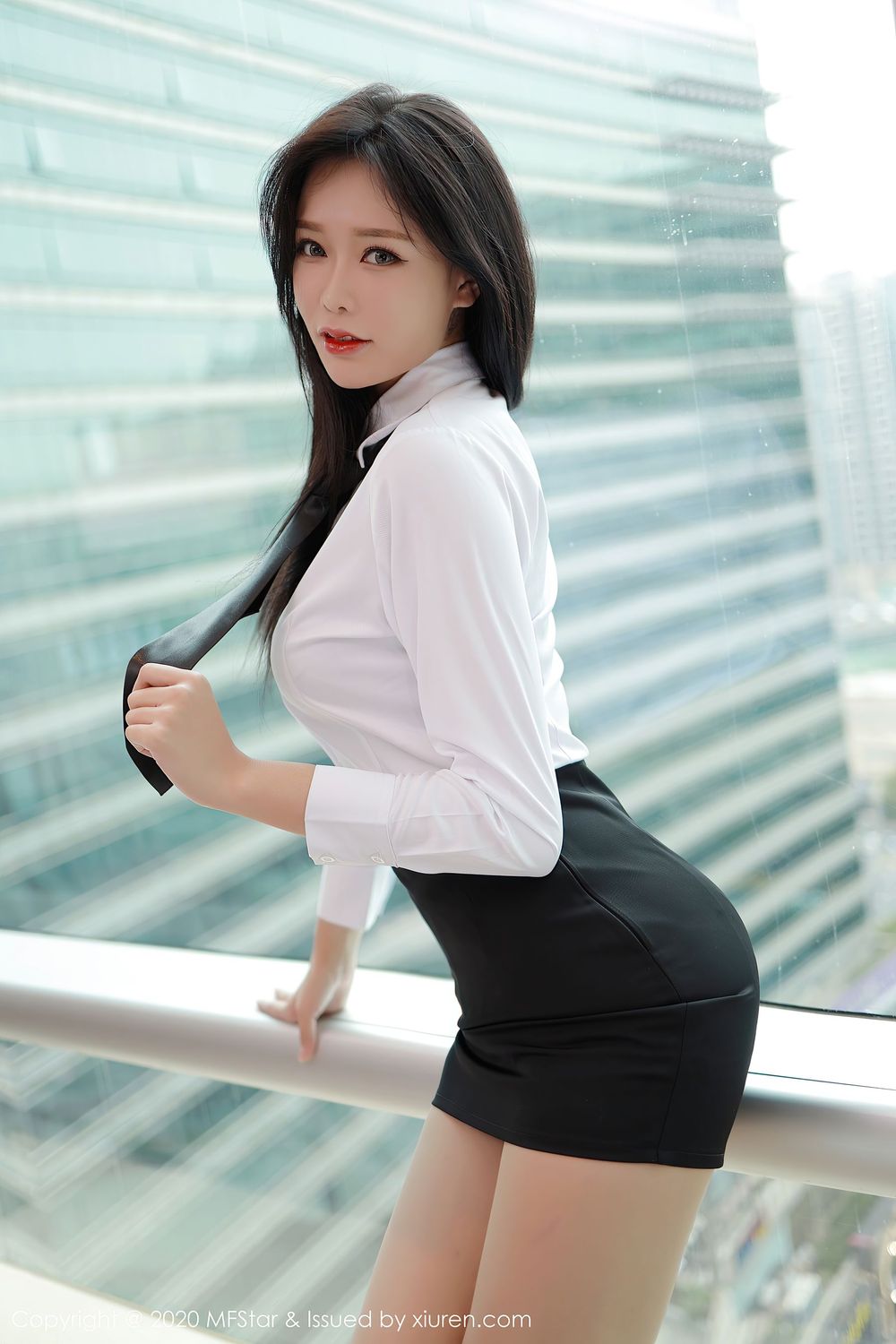 新人模特娜比 - 白衬衫+黑短裙+职场制服系列写真