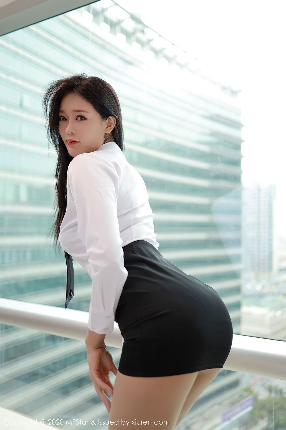 新人模特娜比 - 白衬衫+黑短裙+职场制服系列写真