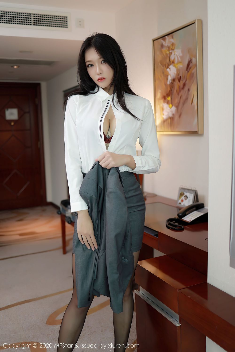 新人模特娜比 - 白衬衫+黑短裙+职场制服系列写真