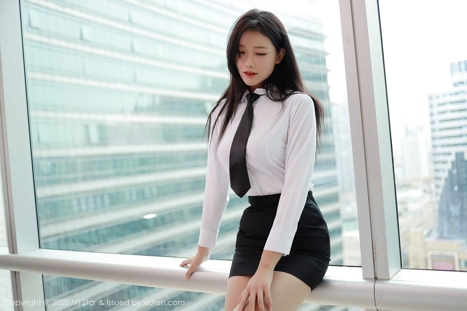 新人模特娜比 - 白衬衫+黑短裙+职场制服系列写真