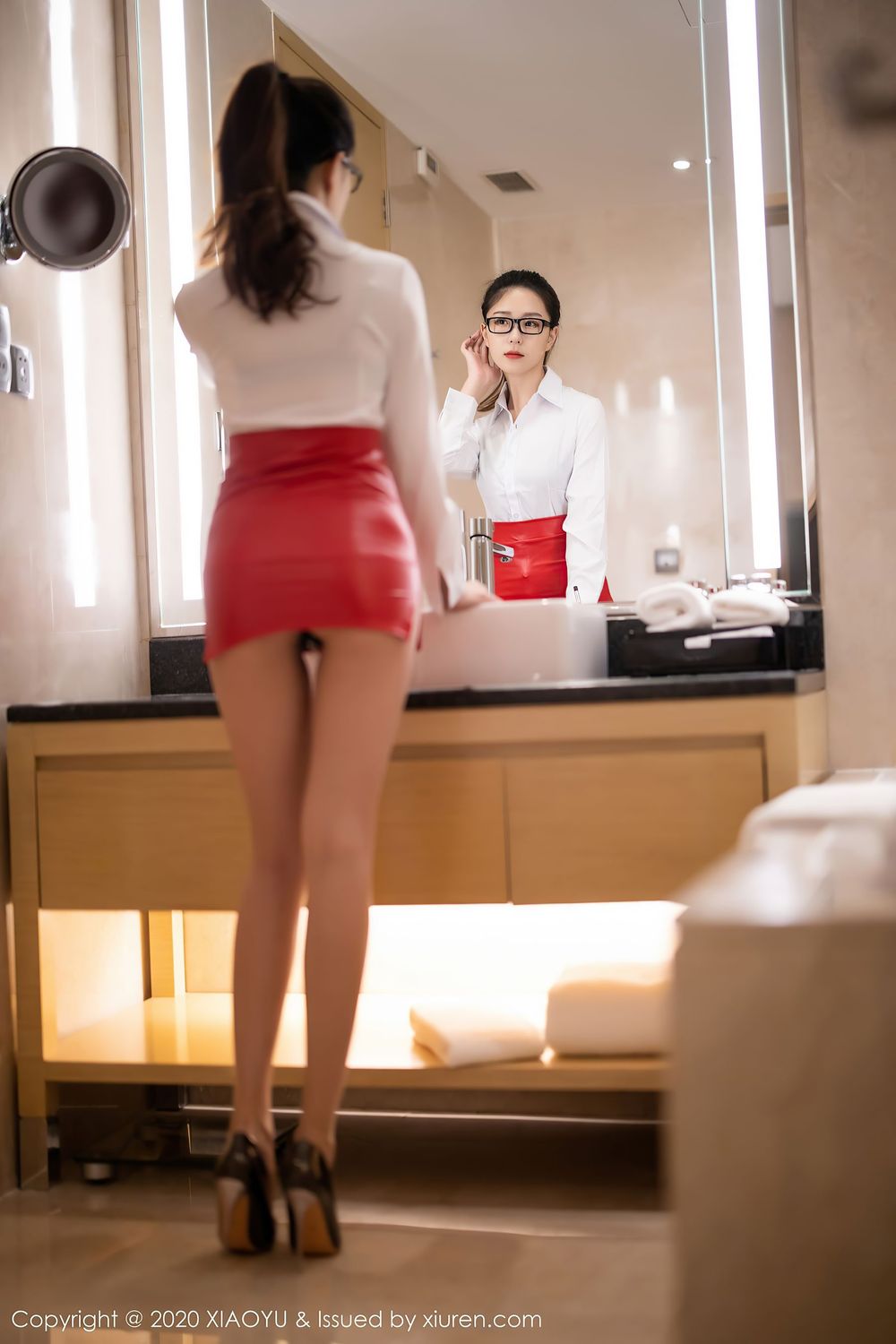 模特杨紫嫣Cynthia - 白衬衫+红色皮裙系列性感写真