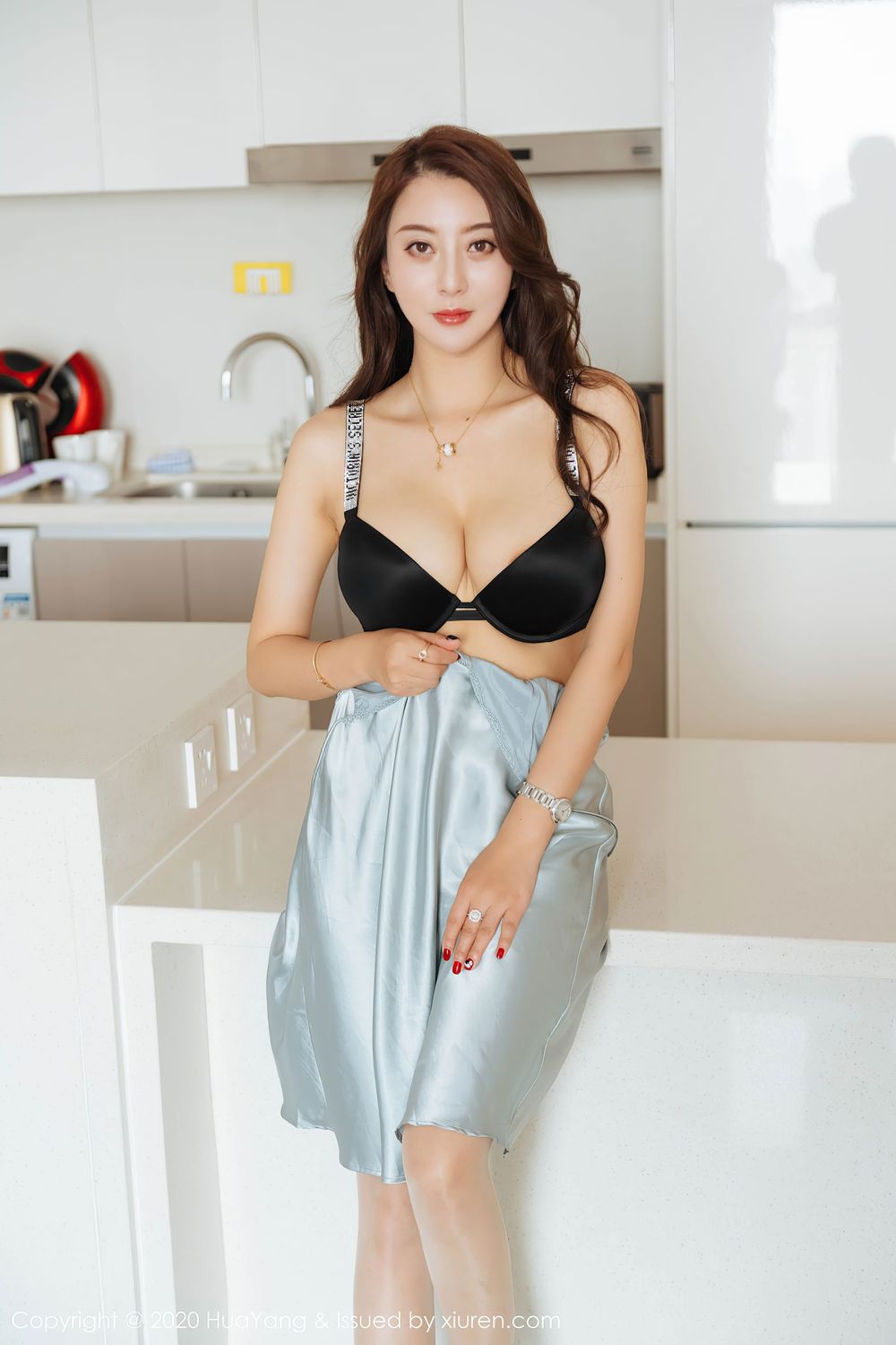 丽质模特李夫人 - 华丽吊裙+丝袜系列性感写真