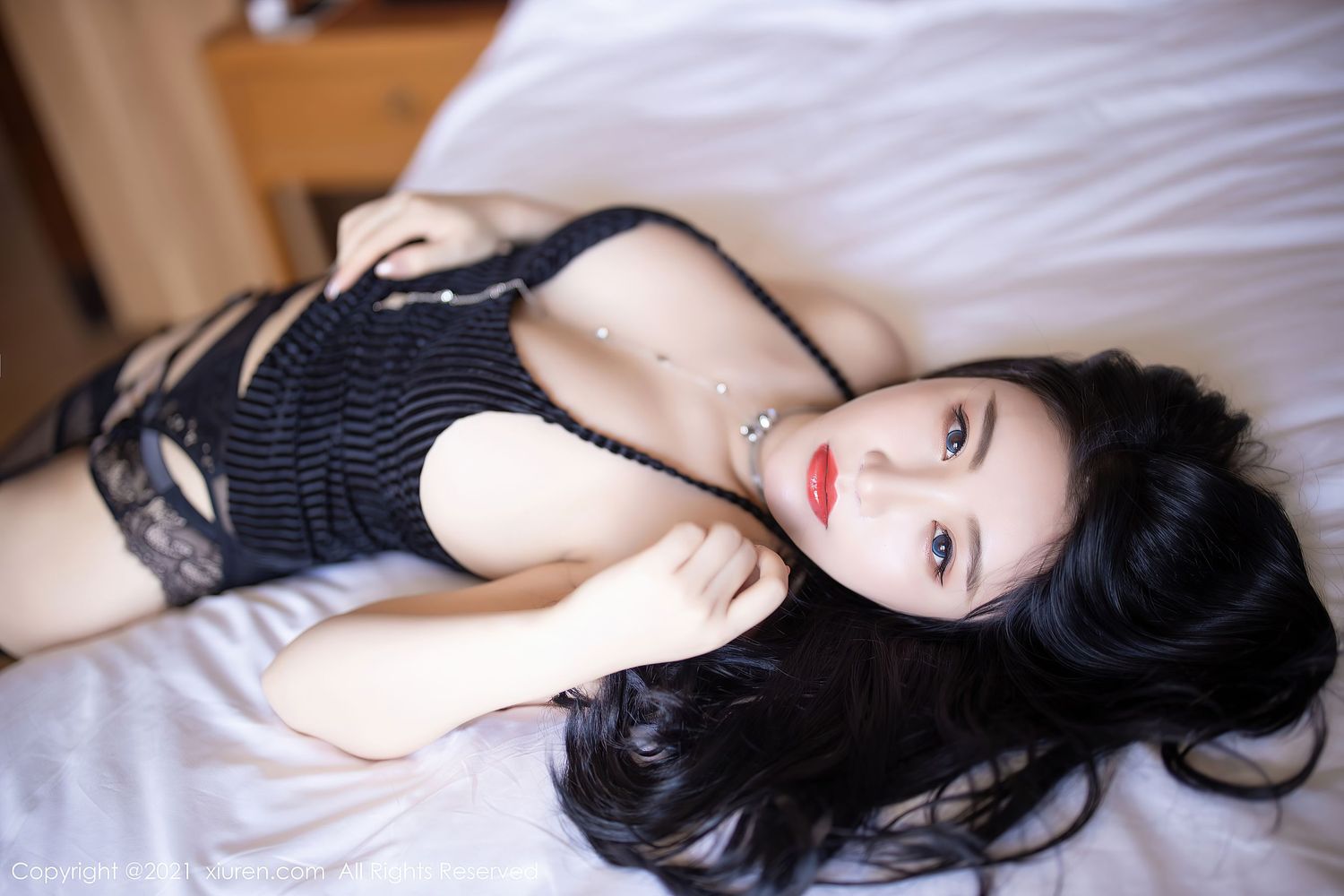 性感女神Cherry绯月樱 - 条纹吊裙+黑丝网袜迷人写真