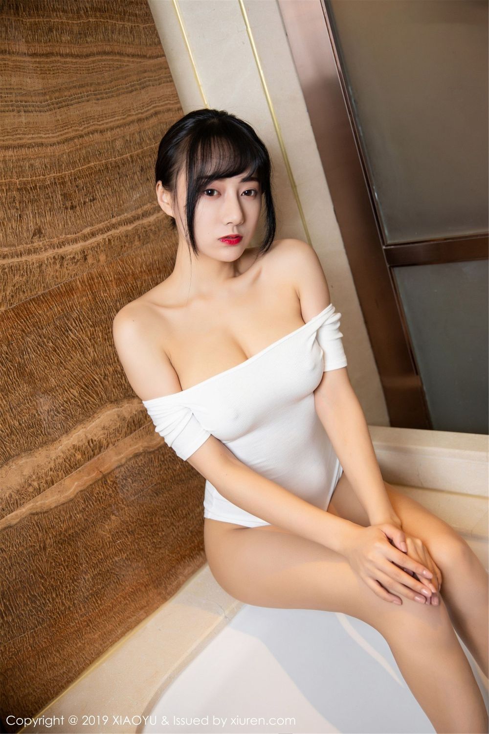 美女模特何嘉颖 - 真空吊带浴室场景性感写真