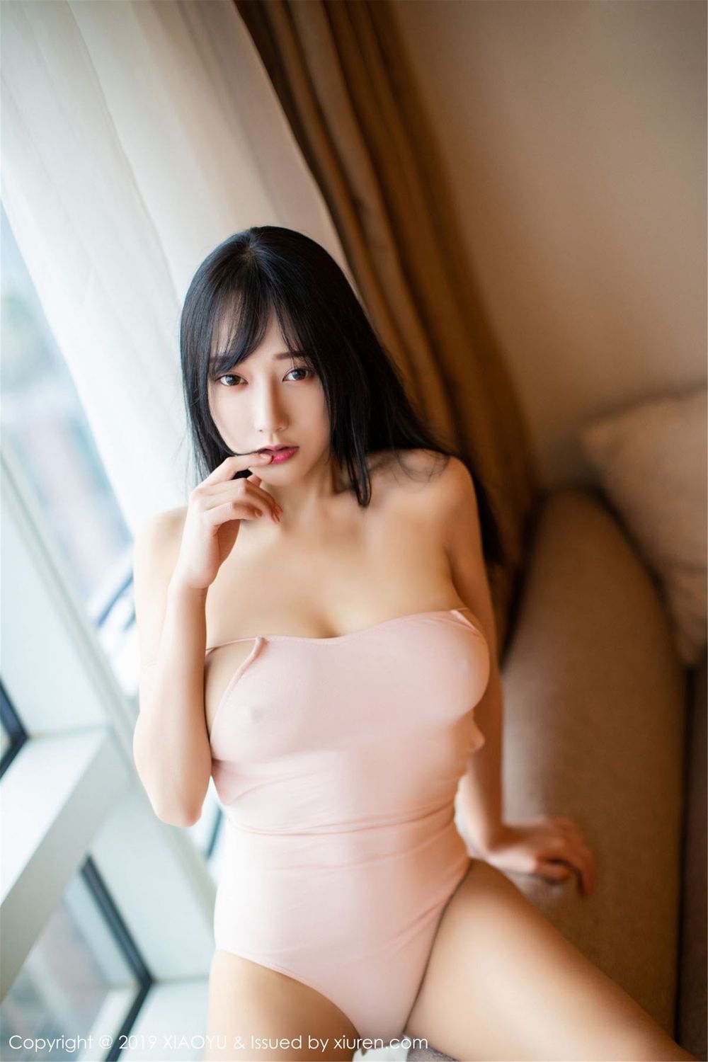 美女模特何嘉颖 - 真空吊带下婀娜身材淋漓写真