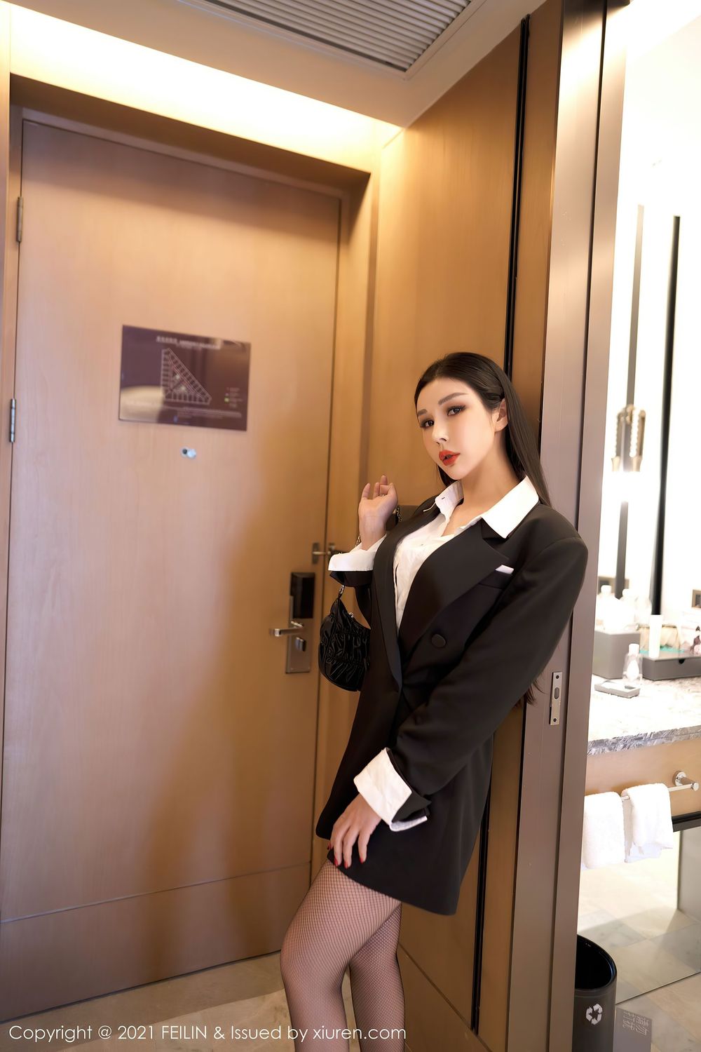美女模特田冰冰 - 职业装OL+黑丝网袜系列写真