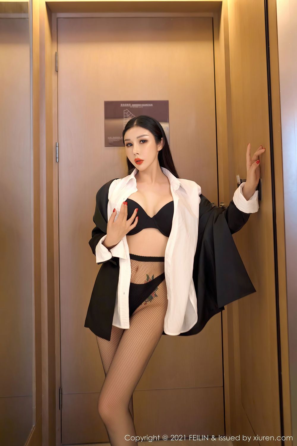 美女模特田冰冰 - 职业装OL+黑丝网袜系列写真
