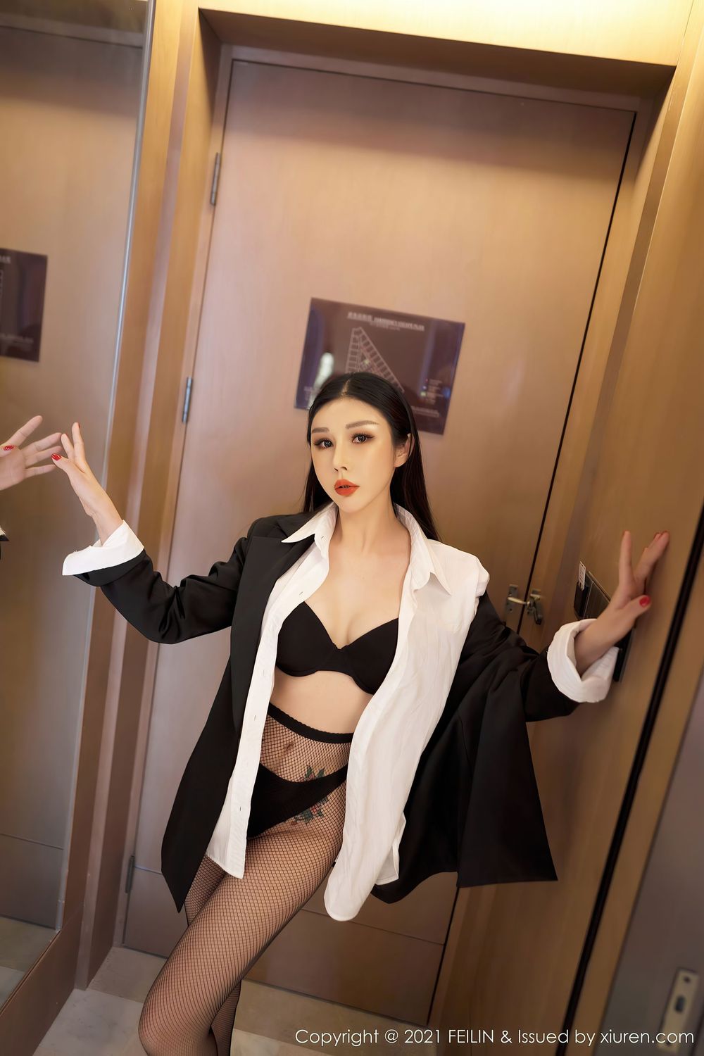 美女模特田冰冰 - 职业装OL+黑丝网袜系列写真