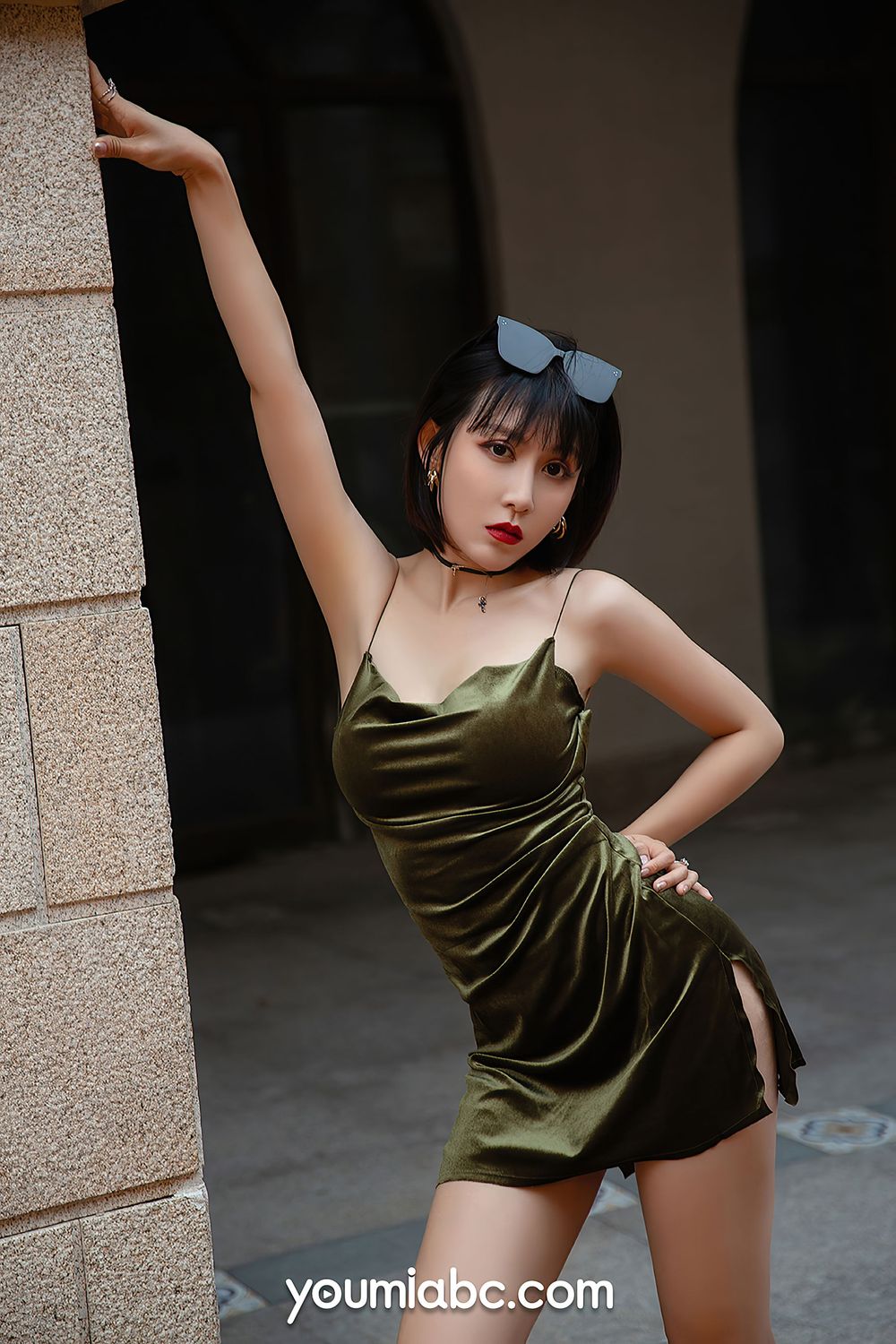 嫩模安妮斯朵拉 - 低胸吊裙+S型身材私房写真