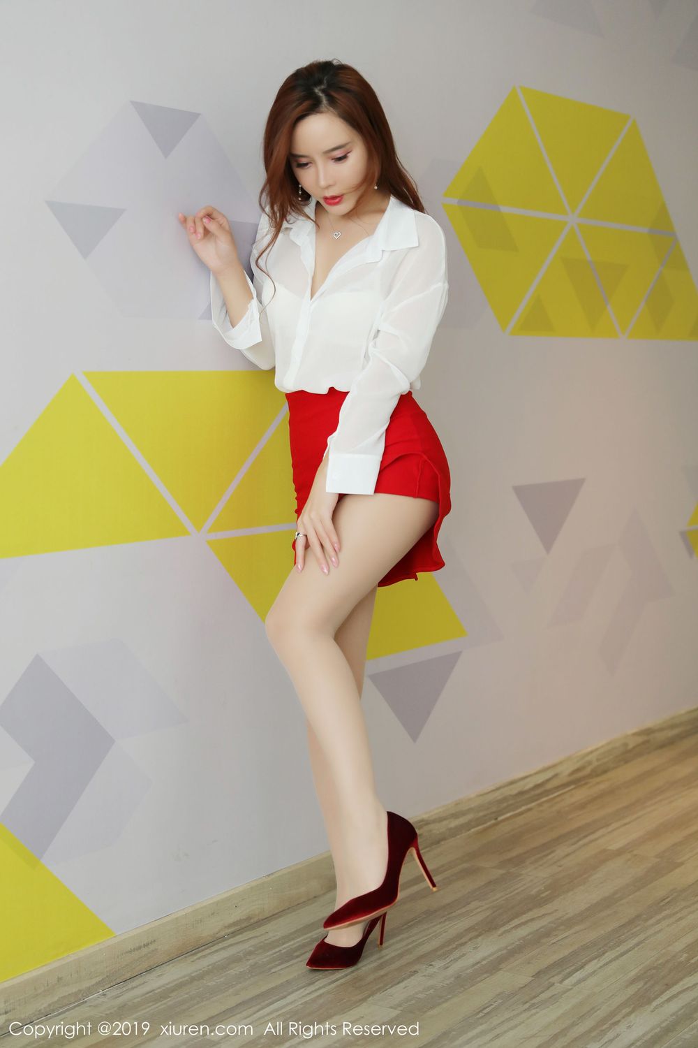 美女模特艾小青 - 白衬衫+红短裙系列性感写真