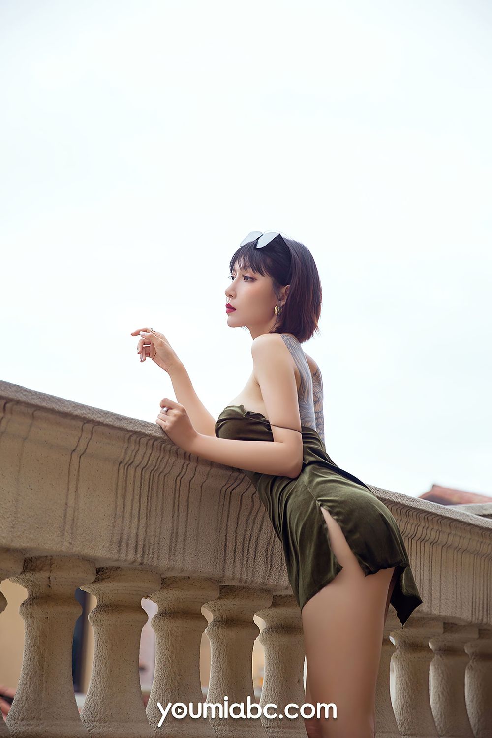 嫩模安妮斯朵拉 - 低胸吊裙+S型身材私房写真