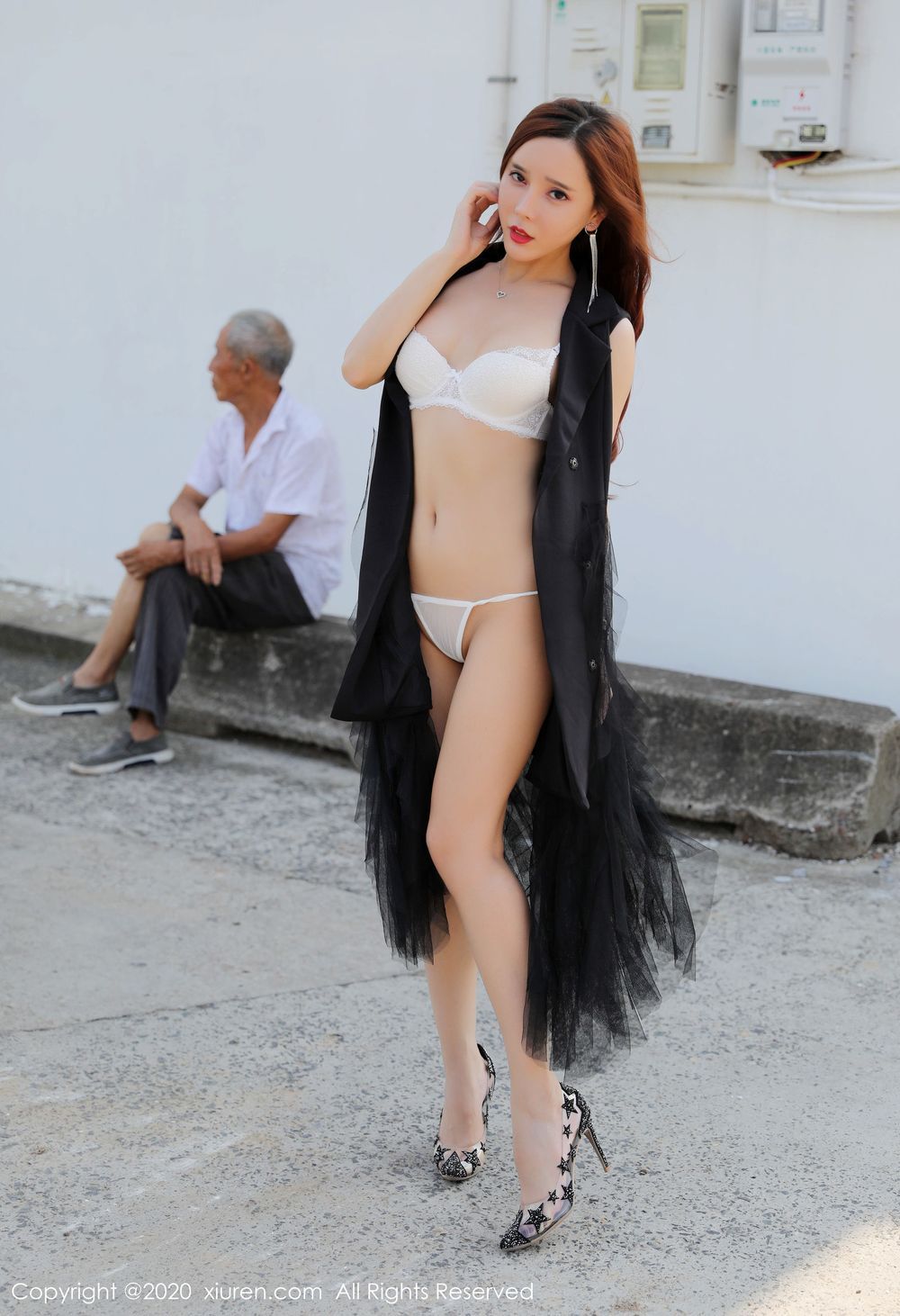 美女模特艾小青 - 户外大胆外拍+美腿系列写真