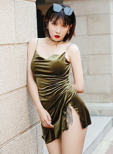 [YouMi尤蜜] 嫩模安妮斯朵拉 - 低胸吊裙+S型身材私房写真 Vol.574