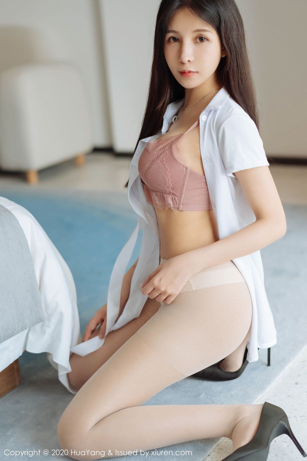 新人模特奥莉 - 白衬衫+朦胧肉丝装扮娇柔写真