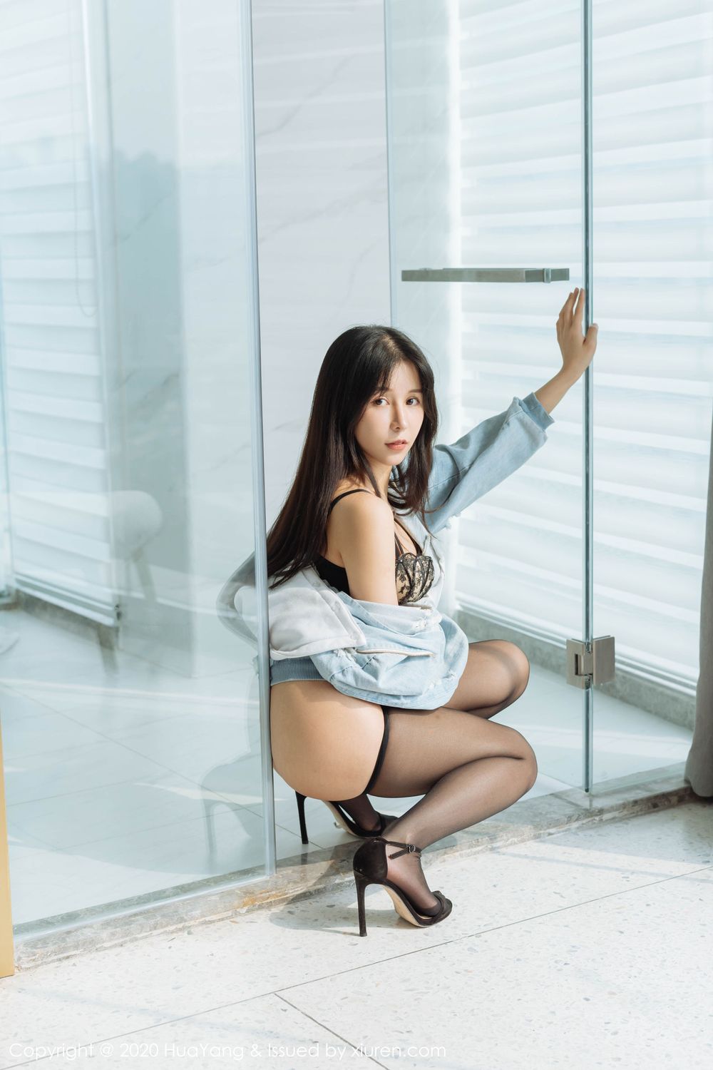 美女模特奥莉 - 黑丝美腿+内衣系列浴室场景写真