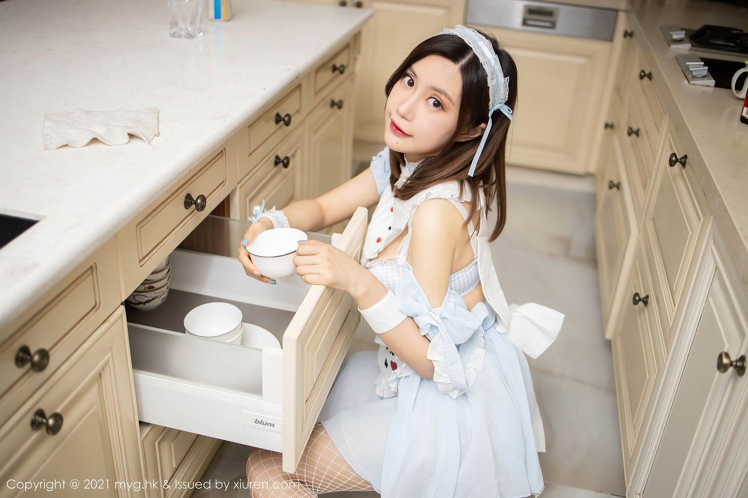 性感女神绮里嘉Carina - 白色格子女仆制服主题写真