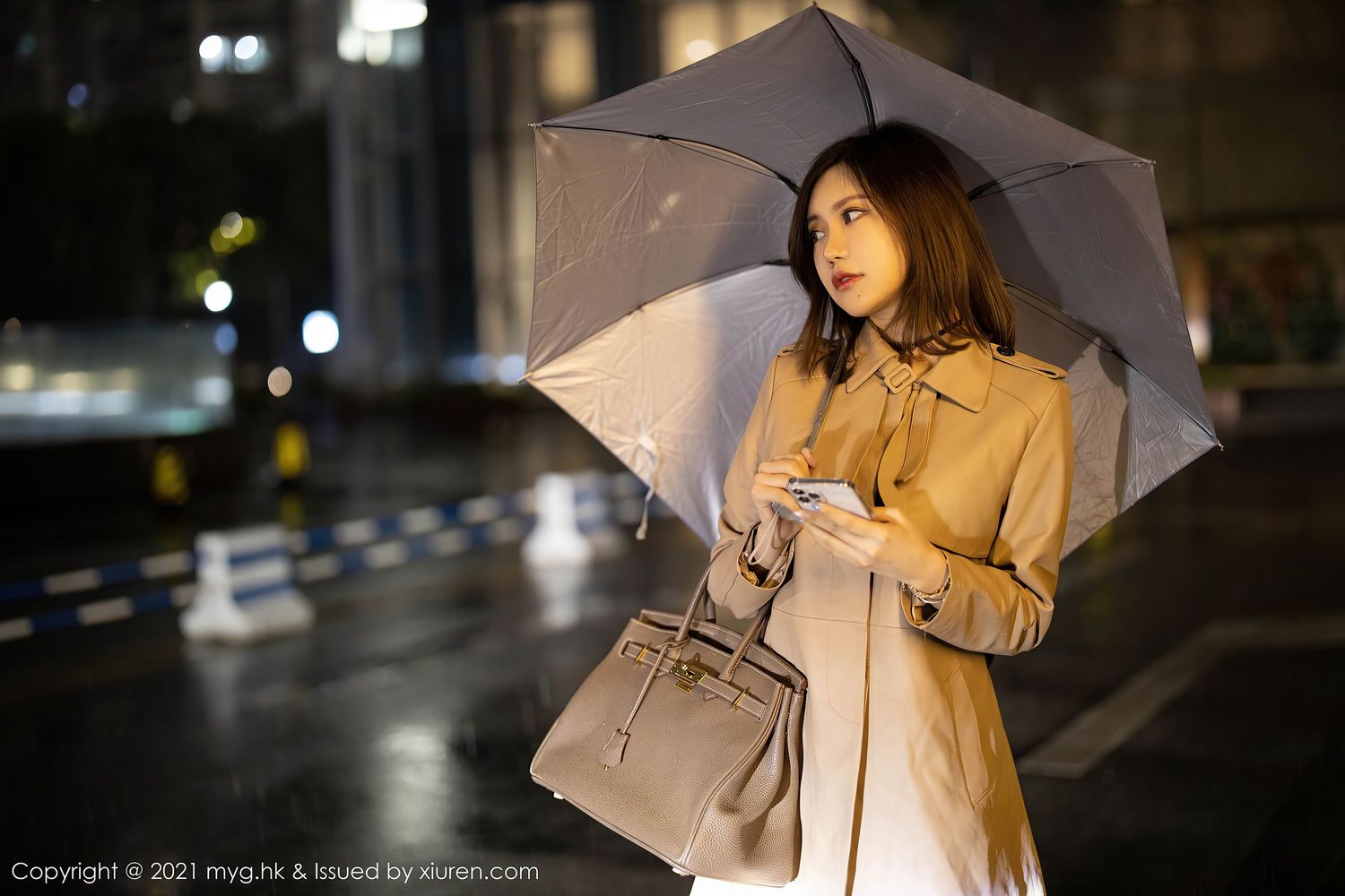 性感女神绮里嘉Carina - 美女雨夜打车主题写真