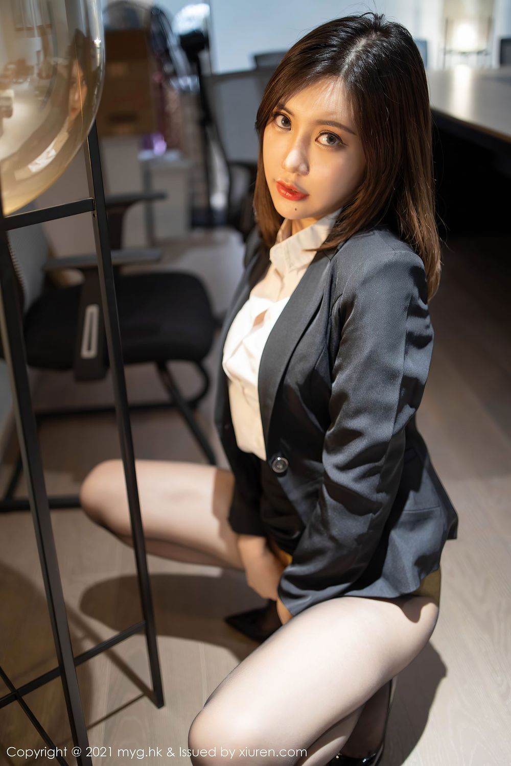 性感女神Carina绮里嘉 - 职场OL+加班黑丝剧情写真