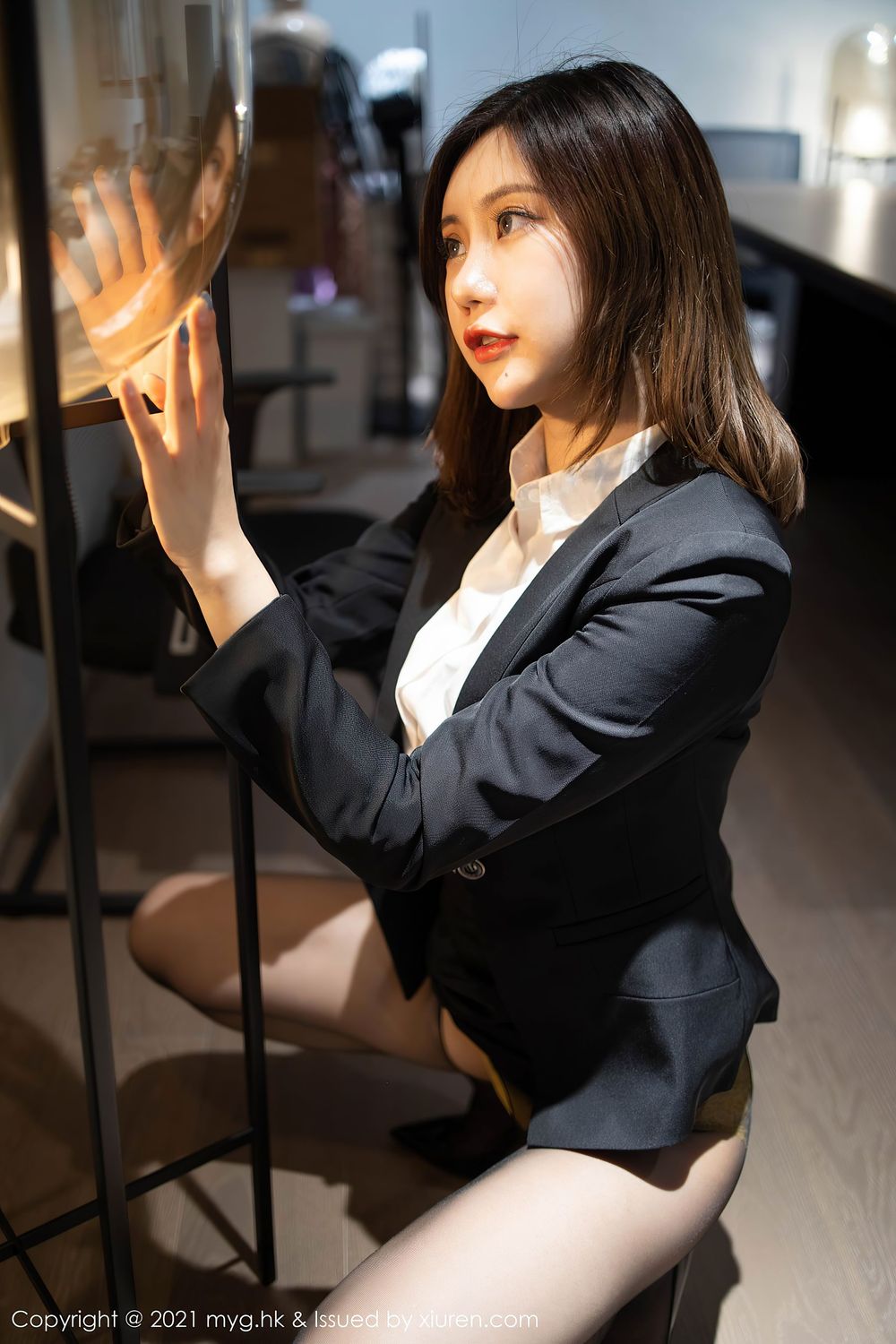 性感女神Carina绮里嘉 - 职场OL+加班黑丝剧情写真