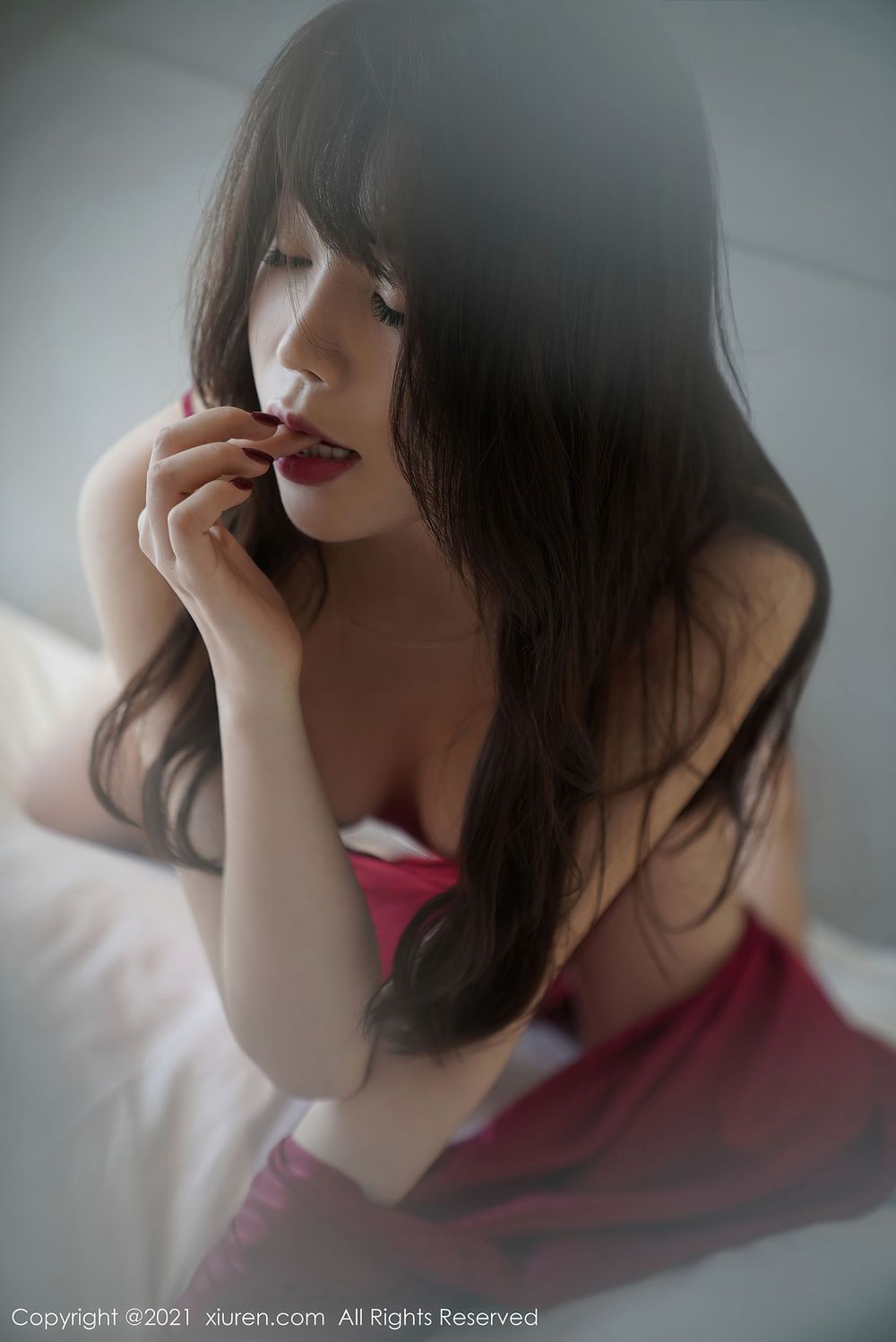 性感女神芝芝Booty - 猩红睡衣+女友视觉澳门旅拍