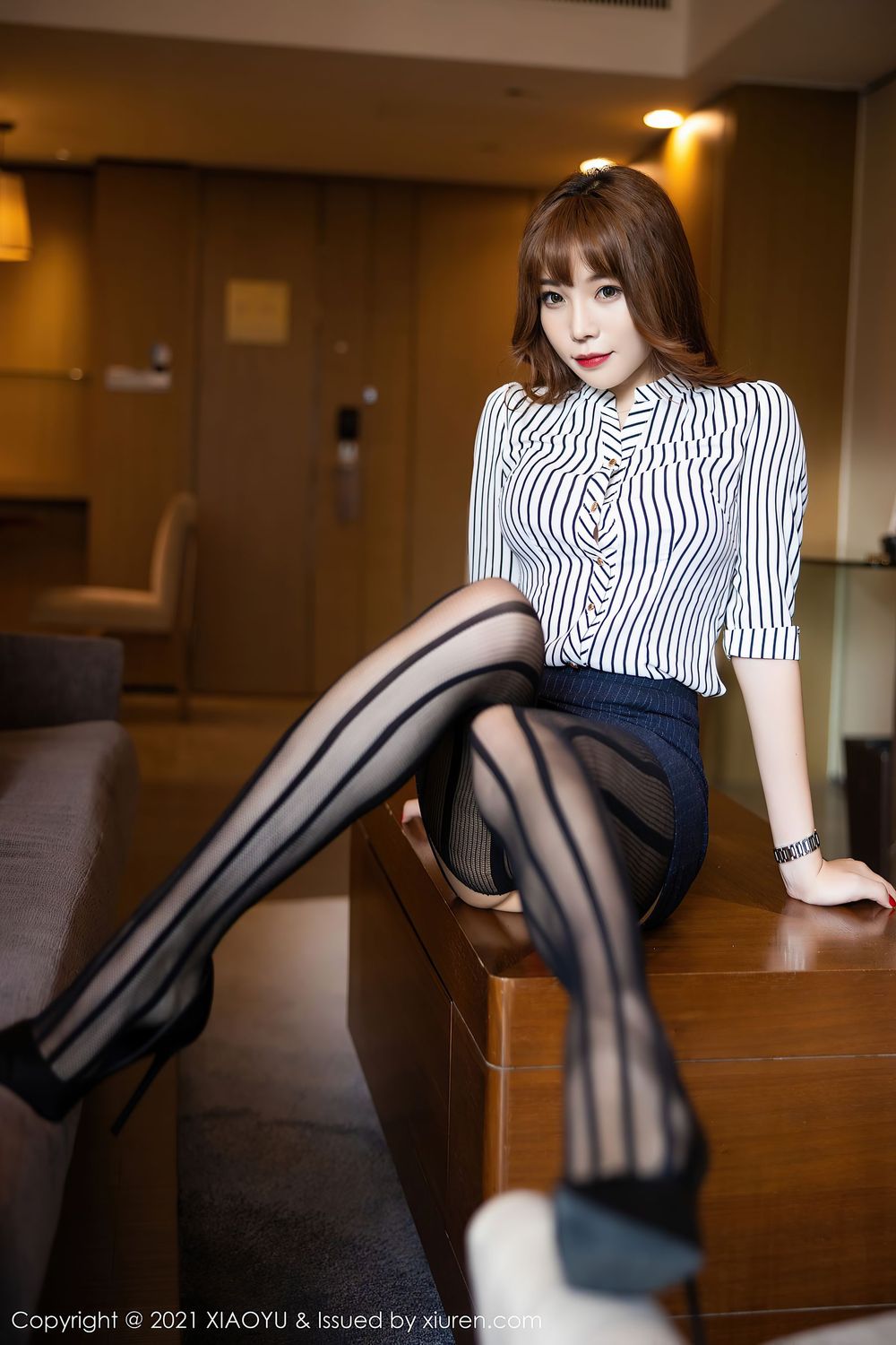 性感女神芝芝Booty - 条纹内衣+衬衫系列惹火写真