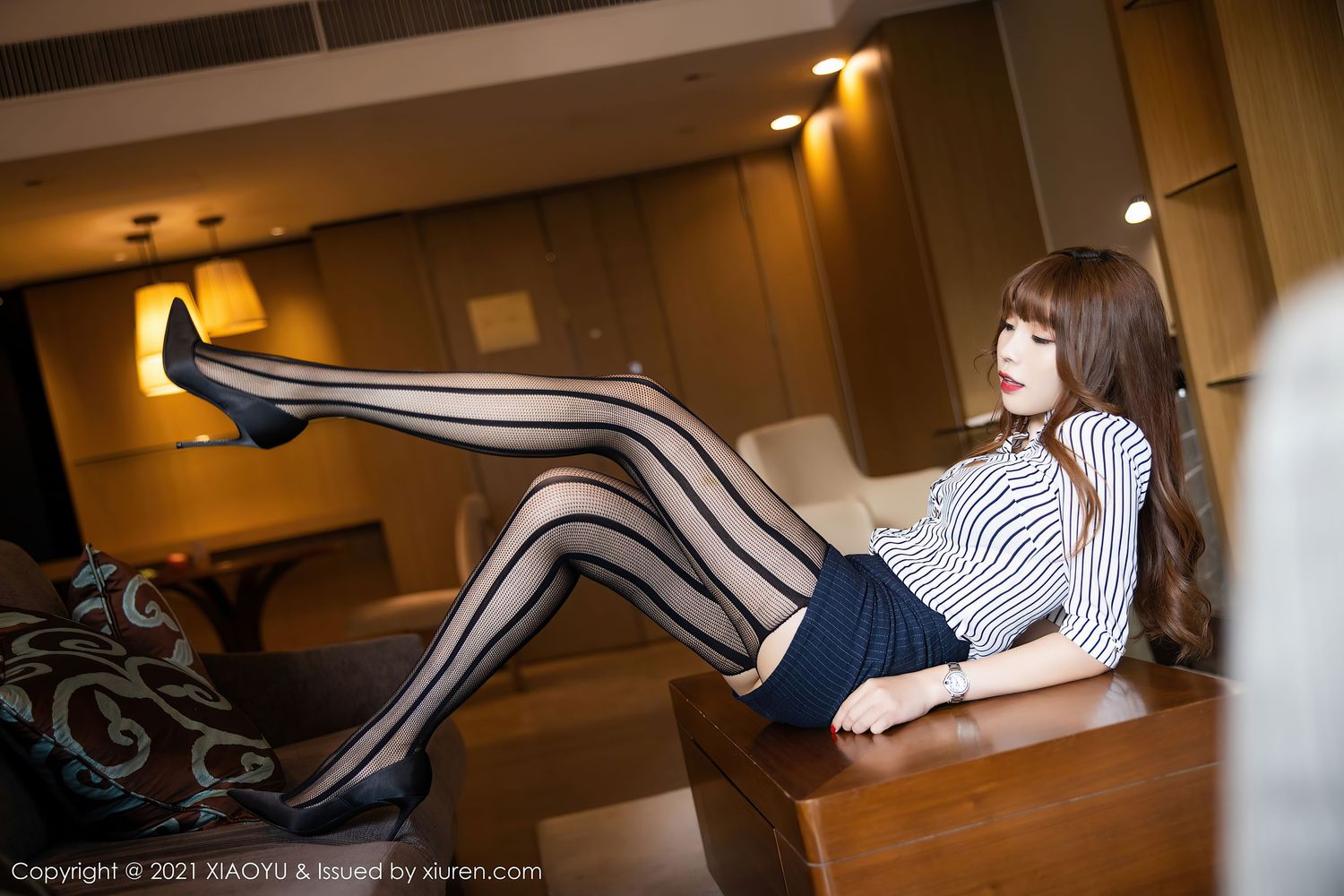 性感女神芝芝Booty - 条纹内衣+衬衫系列惹火写真