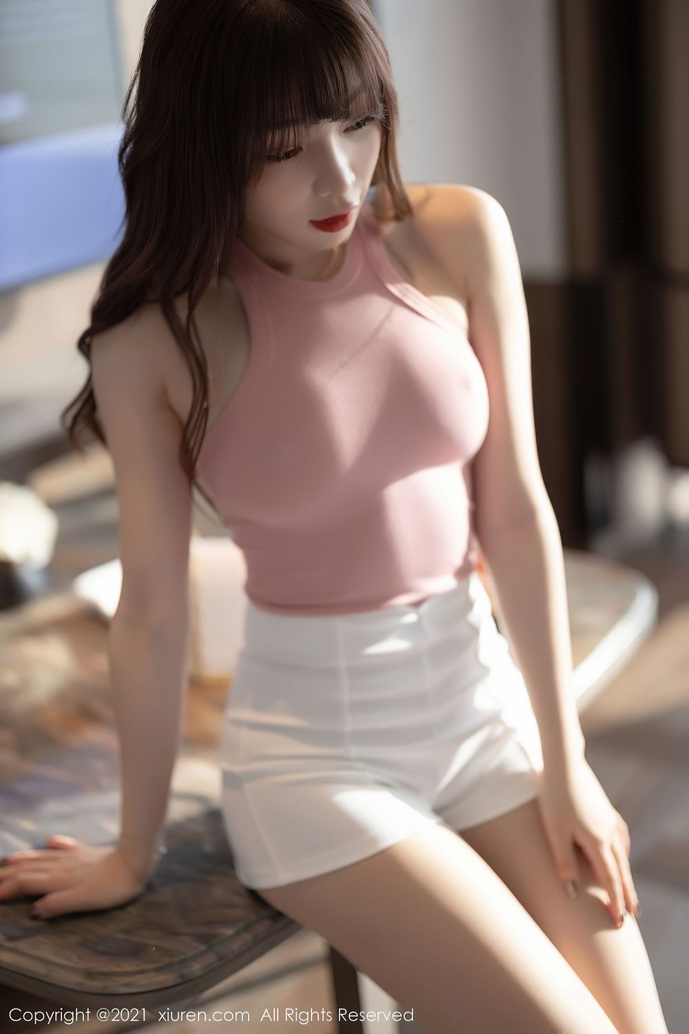 美女模特芝芝Booty - 粉色吊带+白色热裤惹火写真