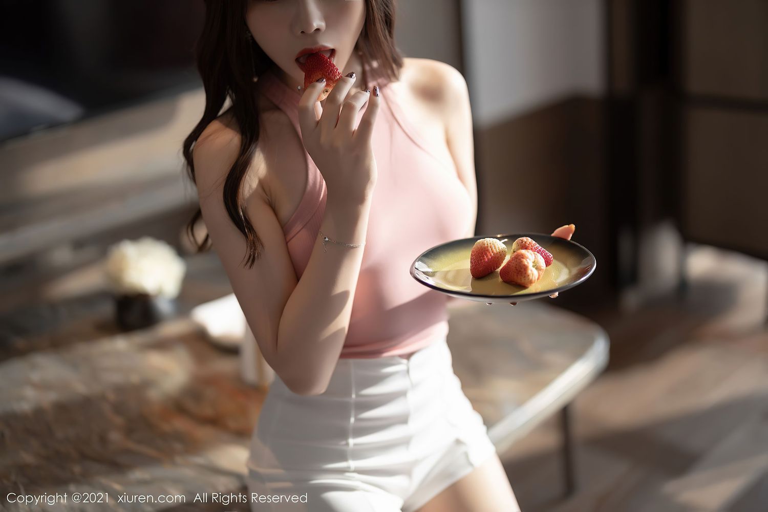美女模特芝芝Booty - 粉色吊带+白色热裤惹火写真