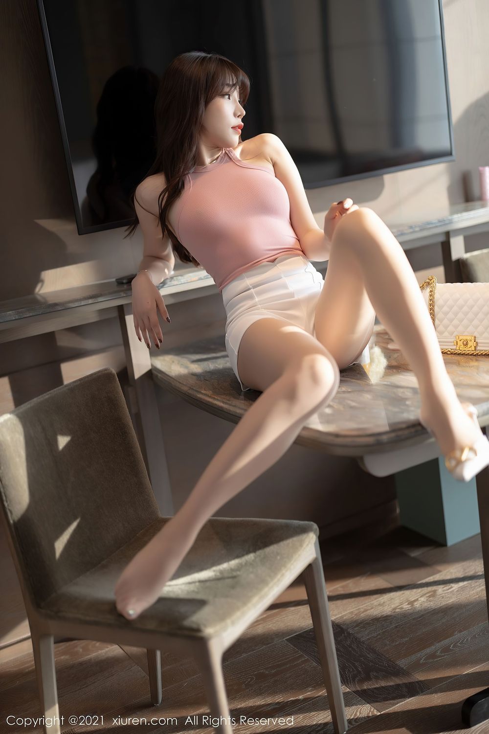 美女模特芝芝Booty - 粉色吊带+白色热裤惹火写真