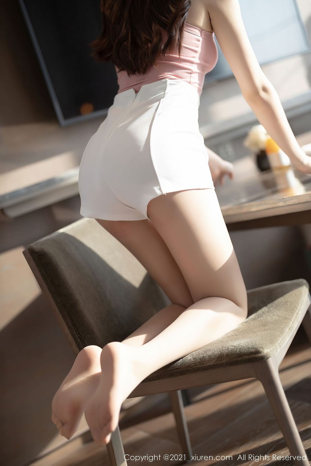 美女模特芝芝Booty - 粉色吊带+白色热裤惹火写真