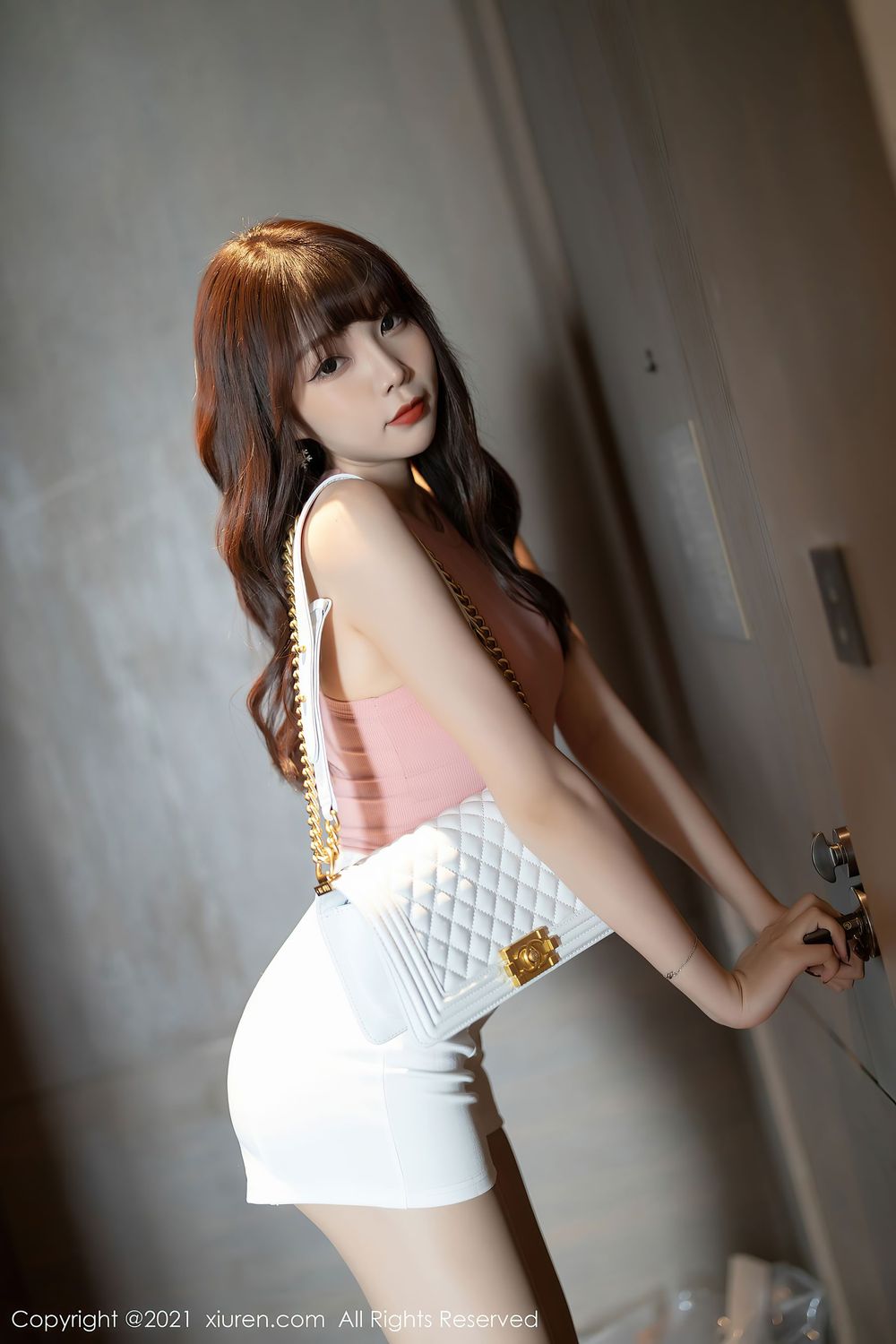 美女模特芝芝Booty - 粉色吊带+白色热裤惹火写真