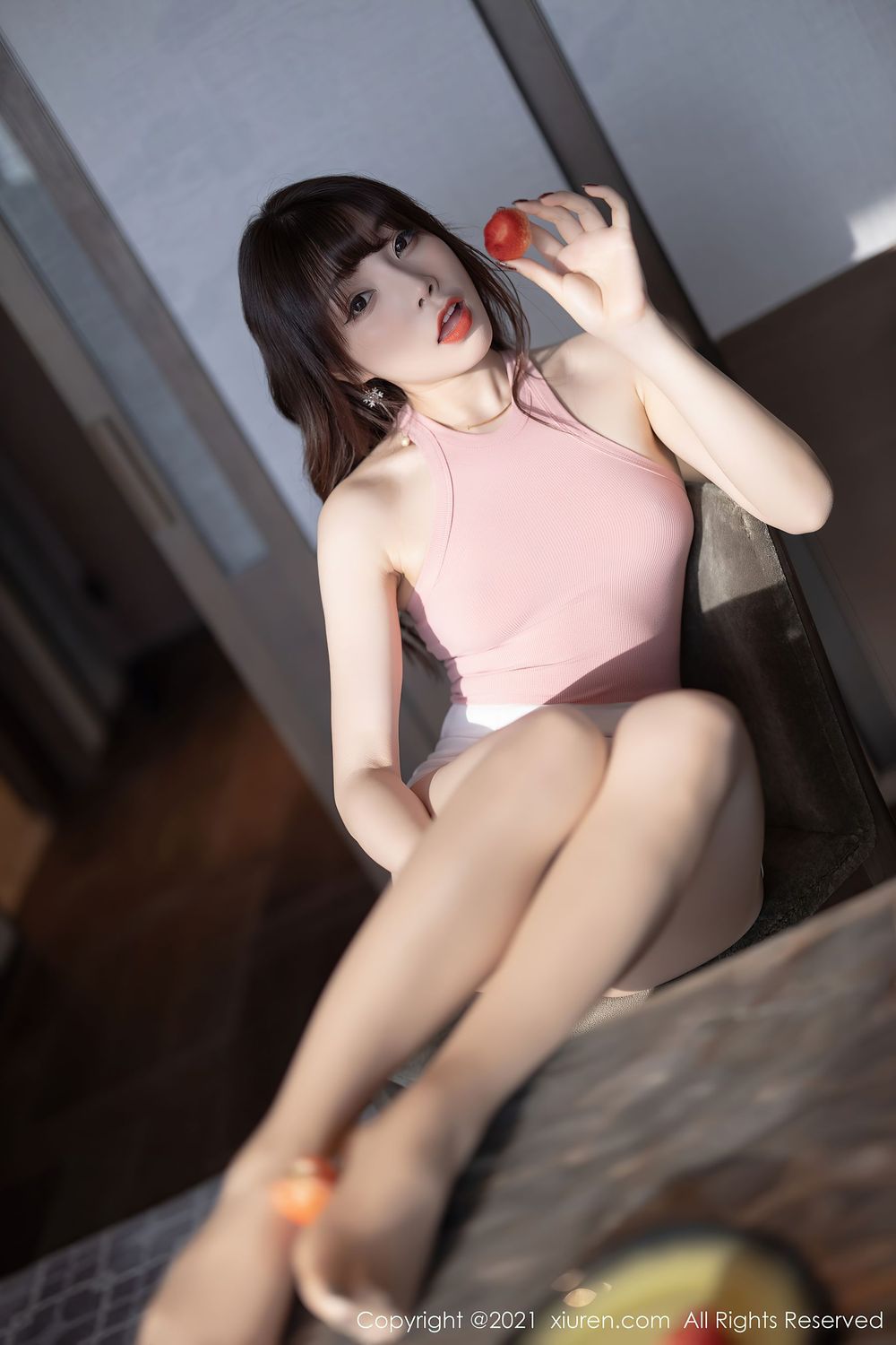 美女模特芝芝Booty - 粉色吊带+白色热裤惹火写真