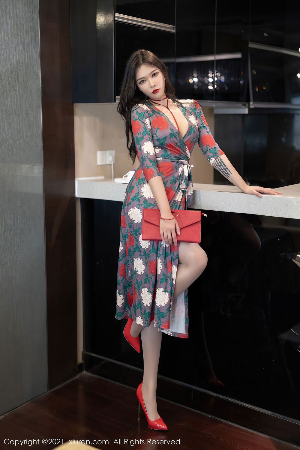 美女模特小娜比 - 华丽长裙+内衣系列性感写真