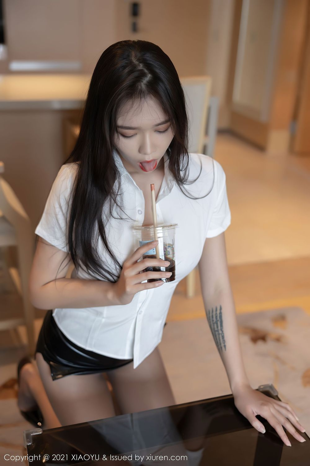 美女模特娜比 - 白衬衫、黑皮裙与朦胧丝袜性感写真