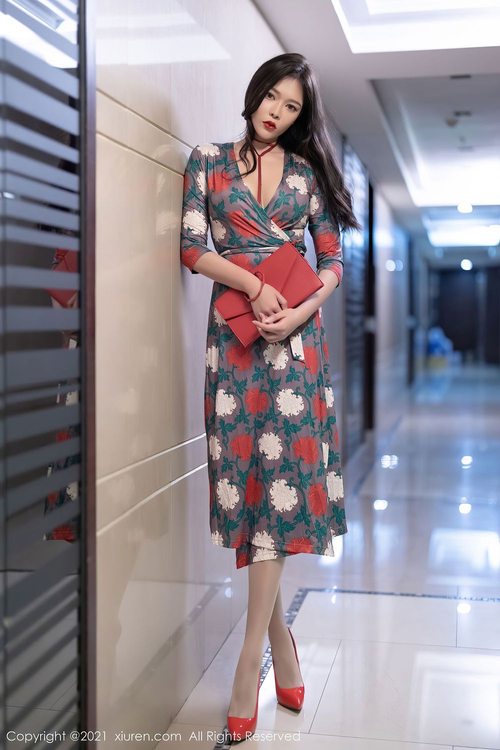 美女模特小娜比 - 华丽长裙+内衣系列性感写真