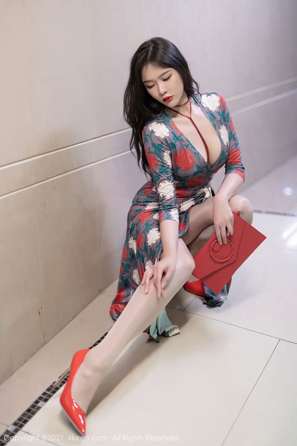 美女模特小娜比 - 华丽长裙+内衣系列性感写真