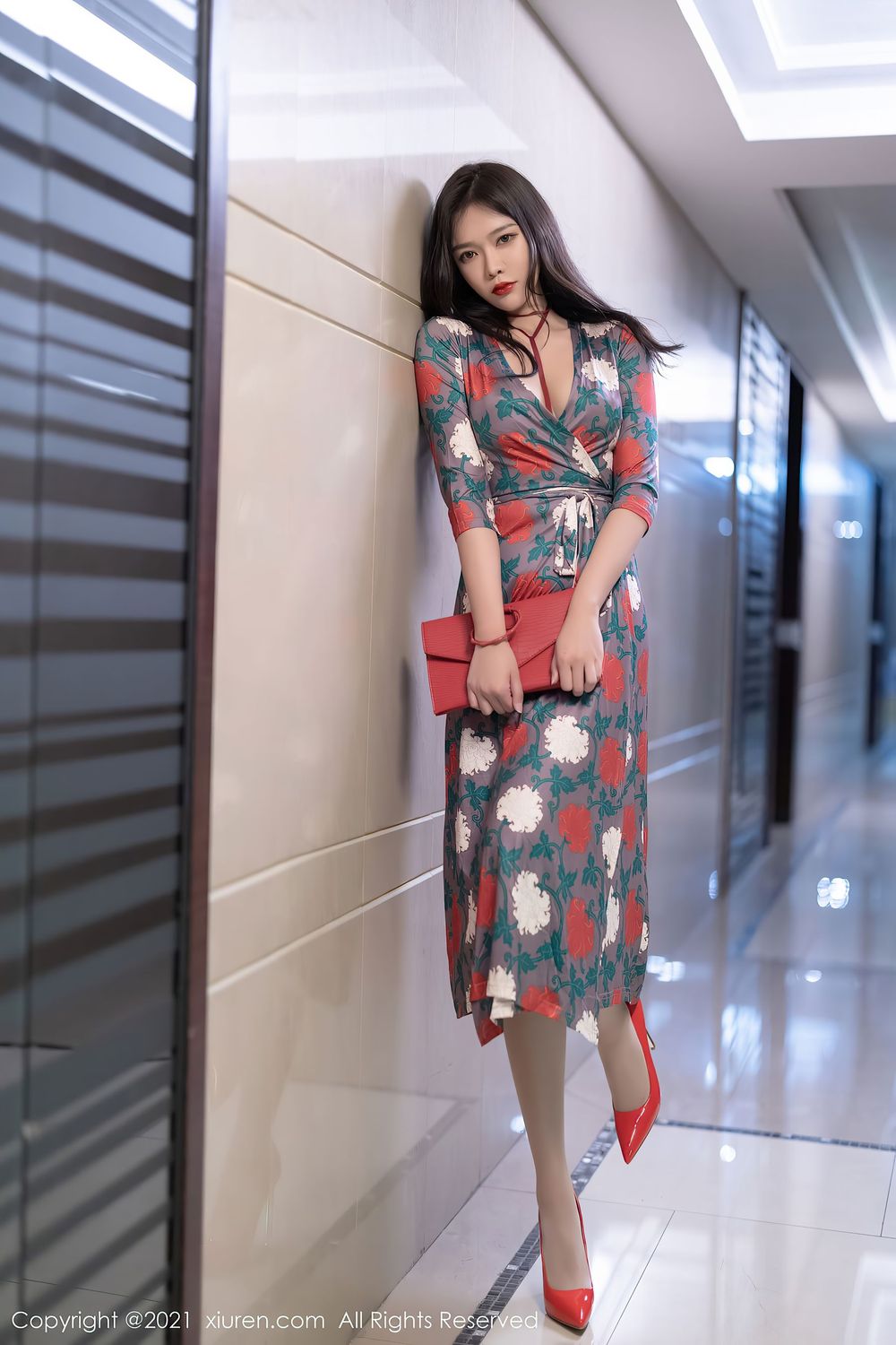 美女模特小娜比 - 华丽长裙+内衣系列性感写真