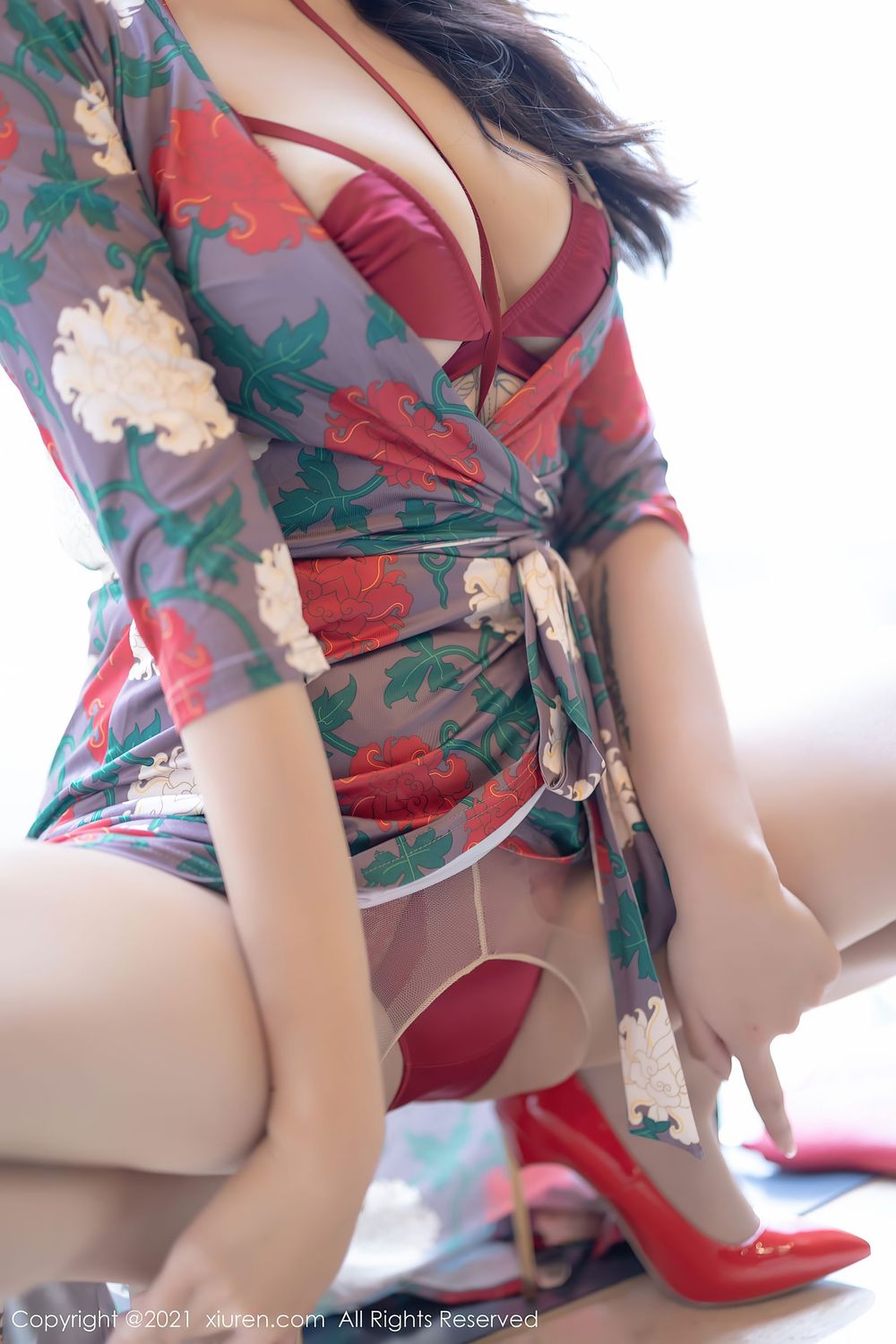 美女模特小娜比 - 华丽长裙+内衣系列性感写真
