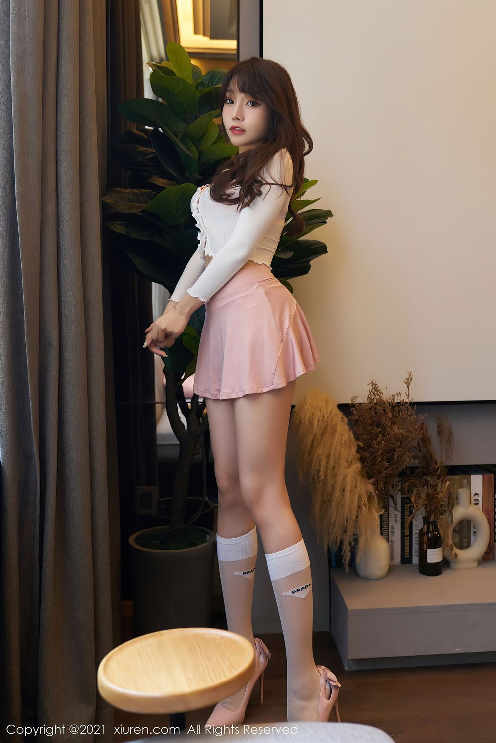 性感女神芝芝Booty - 粉色短裙+丝袜系列娇艳写真