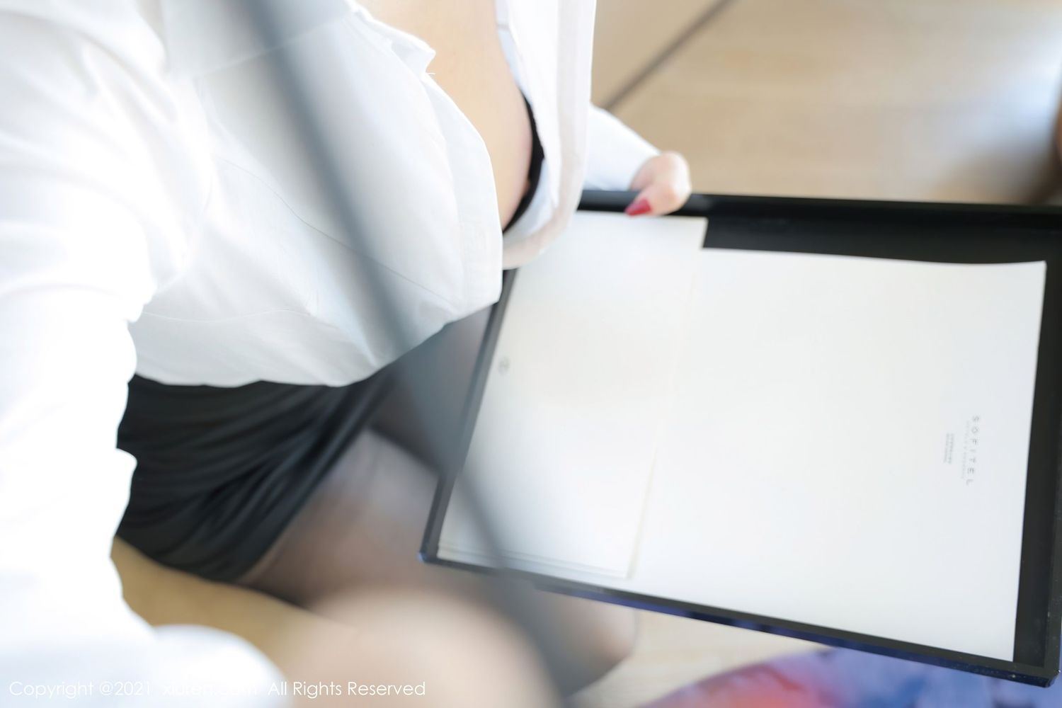 美女模特潘娇娇 - 白衬衫+黑丝系列职场OL套图