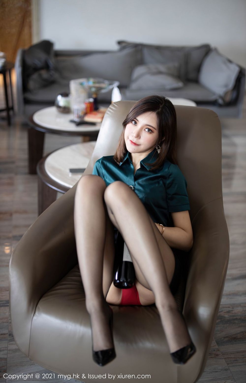性感女神绮里嘉Carina - 职场衬衫OL黑丝系列写真