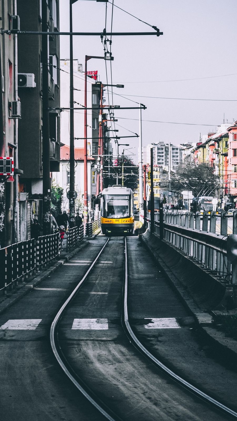 城市电车缓缓驶过街道绝美风景图片壁纸