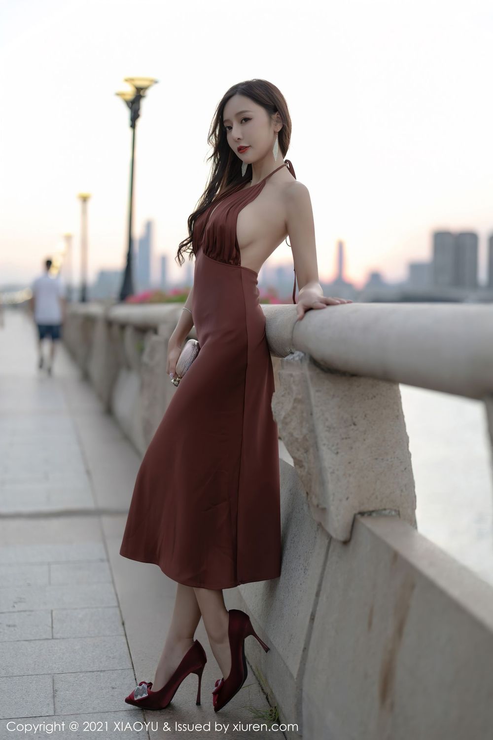 性感女神王馨瑶yanni - 香槟色吊裙+丝袜系列写真
