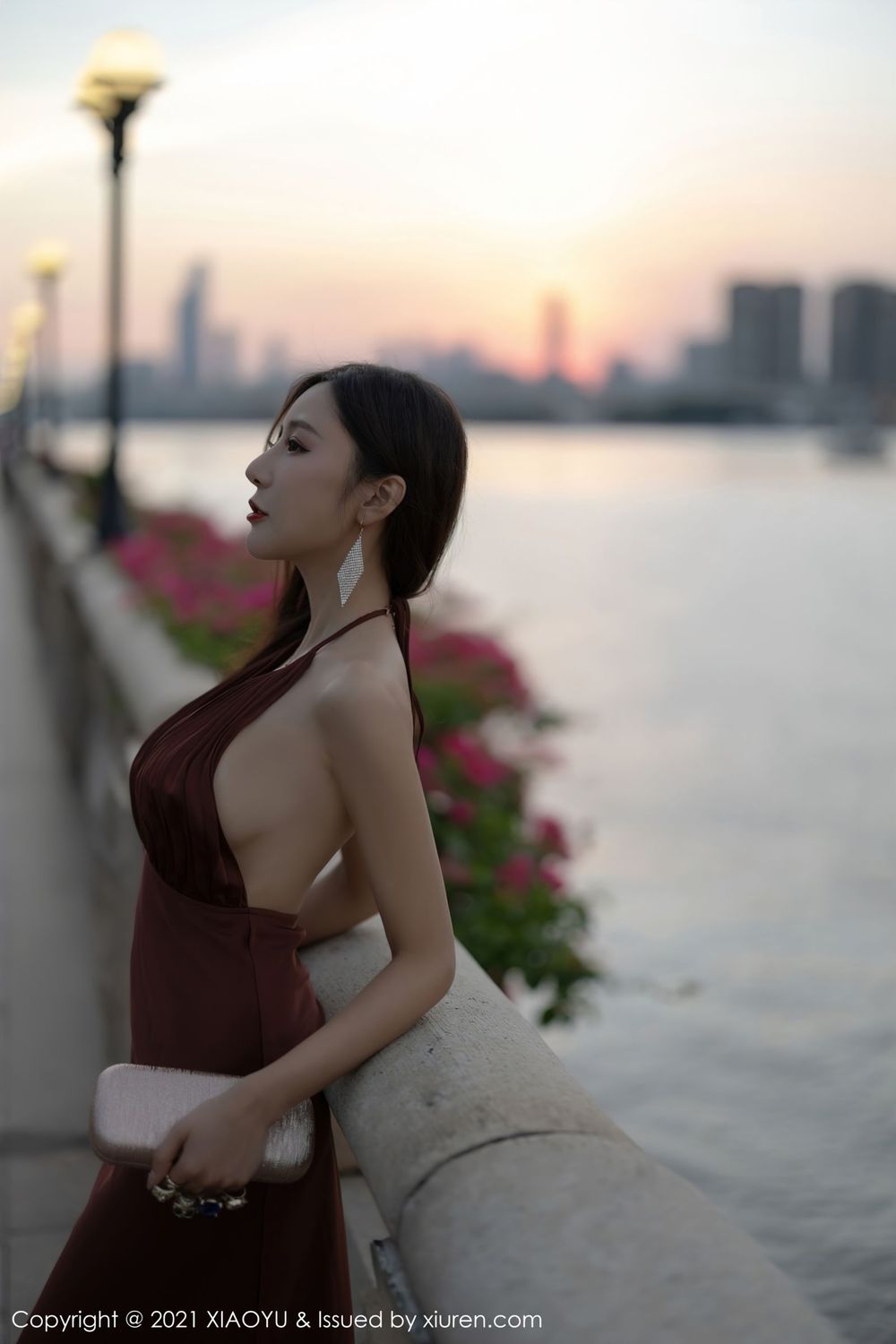 性感女神王馨瑶yanni - 香槟色吊裙+丝袜系列写真