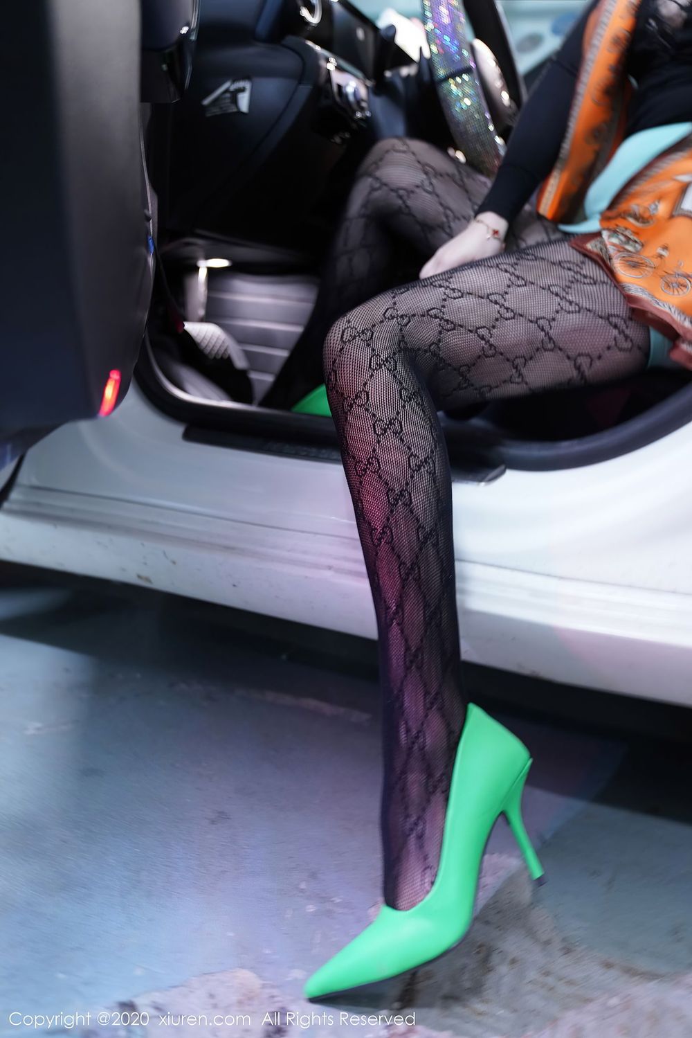 美女模特诗诗kiki - 时尚车拍+网袜系列惹火写真