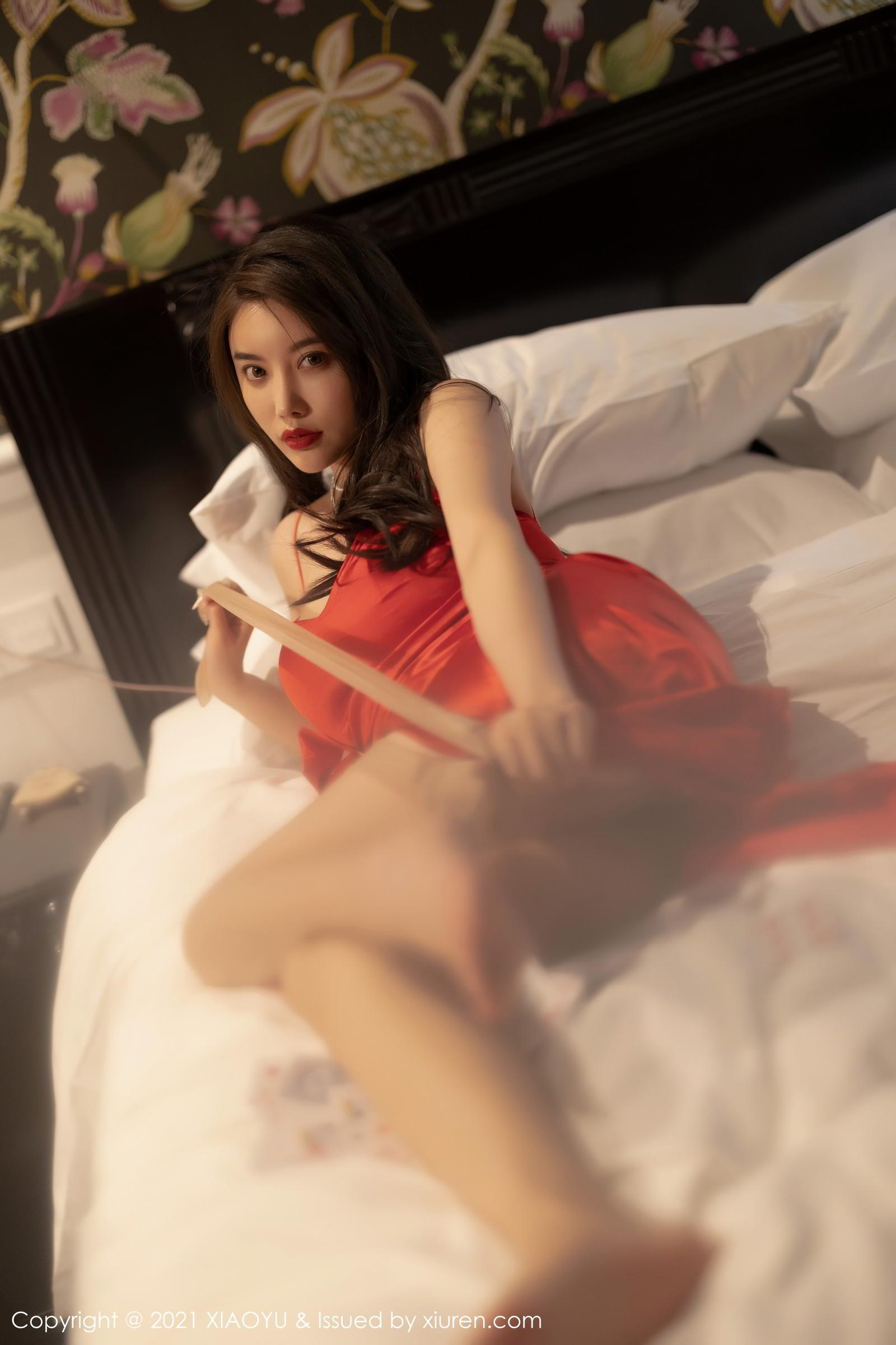 性感女神杨晨晨sugar - 猩红吊裙+荷官系列写真