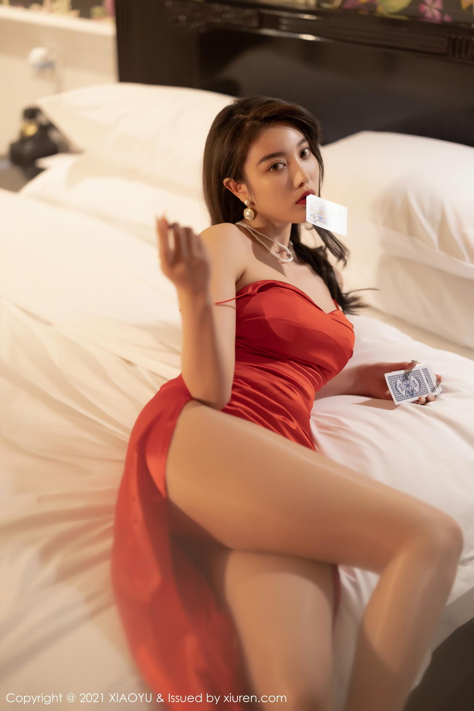 性感女神杨晨晨sugar - 猩红吊裙+荷官系列写真