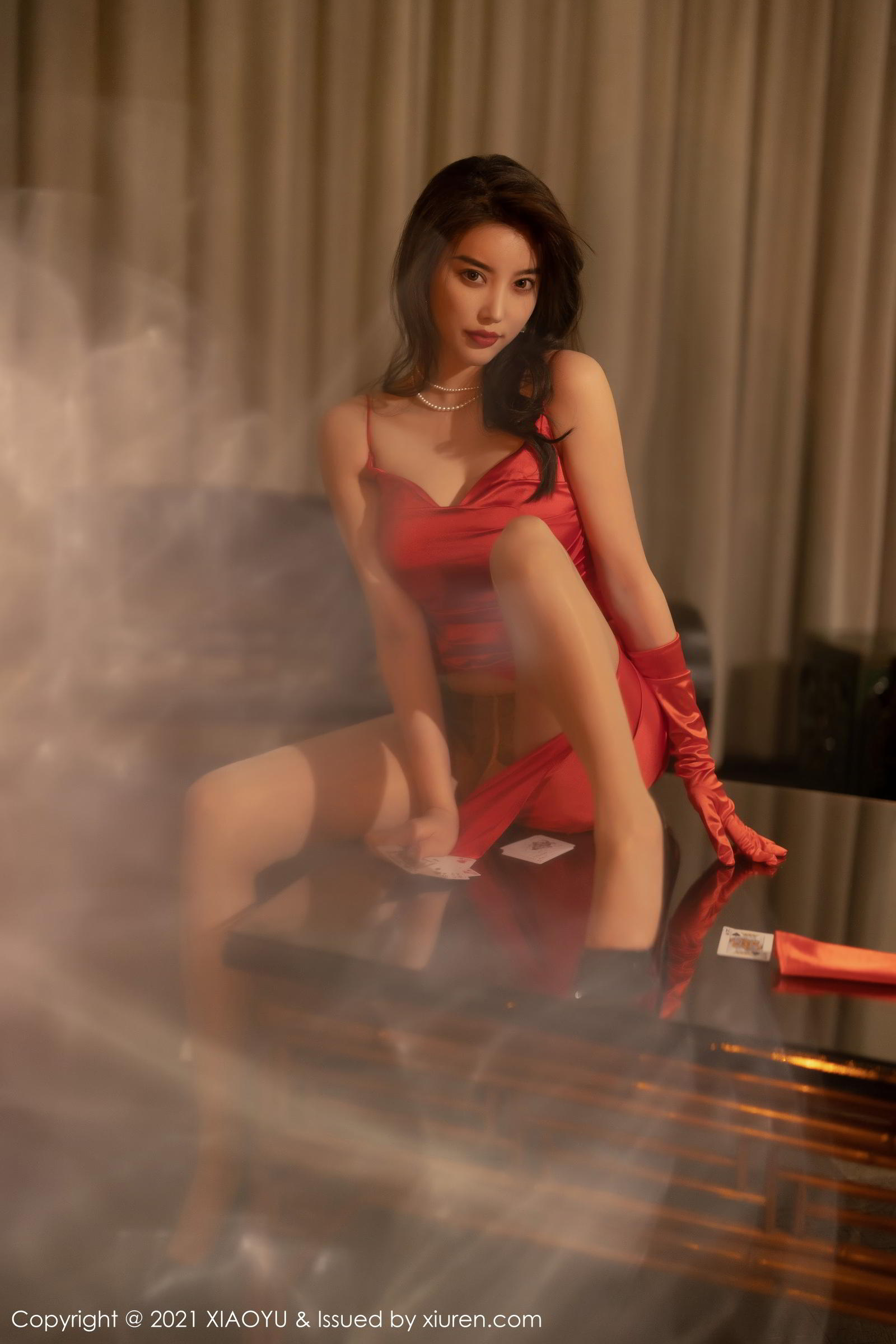 性感女神杨晨晨sugar - 猩红吊裙+荷官系列写真